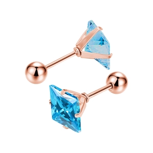 Vue détaillée de boucles d'oreilles en zircon bleu carré avec sertissage à quatre griffes en or rose