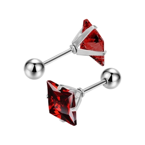Dettaglio di orecchini a perno con zircone rosso quadrato e chiusura a vite in argento