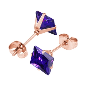 Gros plan de boucles d'oreilles en or rose avec zircon violet carré et serti à quatre griffes