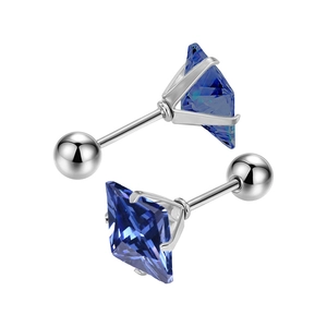 Dettaglio macro di orecchini quadrati con zircone blu e chiusura a vite in argento
