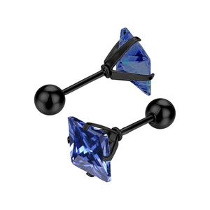 Détail d'une boucle d'oreille carrée en acier titane noir avec zircon bleu et fermoir à vis