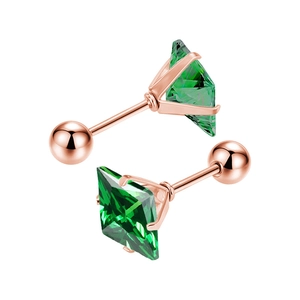 Détail de boucles d'oreilles en zircon vert carré avec fermoir à vis en or rose