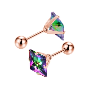 Détail de boucles d'oreilles carrées en zircone arc-en-ciel avec monture à quatre griffes