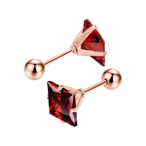 Détail macro de boucles d'oreilles carrées en zircon rouge plaquées or rose à vis