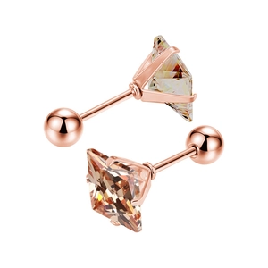 Détail de boucles d'oreilles en zircon carré doré rose avec fermoir à vis sécurisé