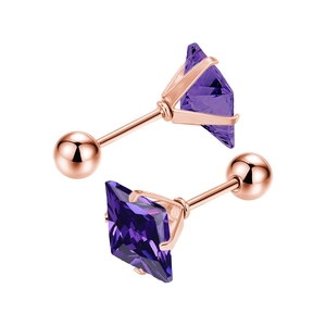 Détail des boucles d'oreilles carrées en zircon violet avec fermoir à vis sécurisé