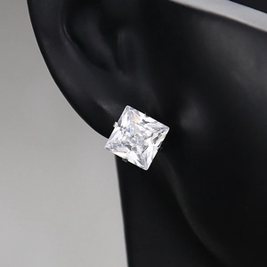 Orecchino a perno quadrato in zircone con montatura a quattro griffe in acciaio