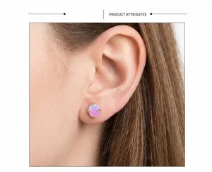 Détail d'une boucle d'oreille en opale rose ovale avec monture à quatre griffes d'or