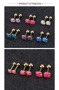 Détail de boucles d'oreilles opale en acier titane avec sertissage à quatre griffes et vis