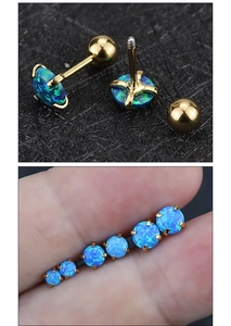 Détail de clous d'oreilles opale bleue à quatre griffes en acier titane doré avec fermoir vis