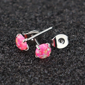 Mini ronde roze opaal oorstekers met vier-klauw zetting van zilverkleurig titanium staal