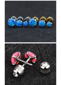 Vue détaillée de boucles d'oreilles opale avec fermoir à vis et décor en zircon brillant