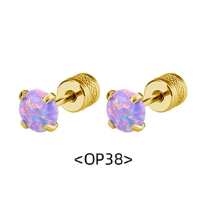 Détail de boucles d'oreilles opale dorées 3-5MM avec fermoir à vis et pierre d'opale violette