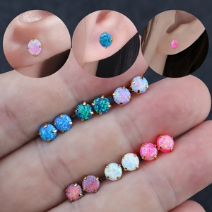 Boucles d'oreilles en opale et acier titane en plusieurs couleurs avec serti griffes doré