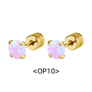 Détail des boucles d'oreilles en opale rose avec sertissage à quatre griffes dorées