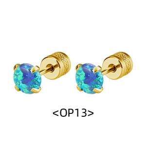 Détails de boucles d'oreilles opale dorées avec serti 4 griffes et fermoir à vis
