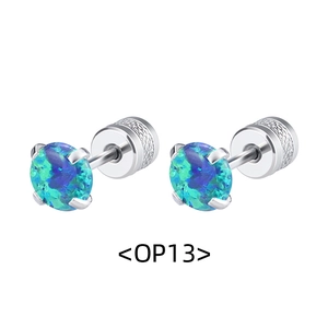 Gros plan détaillé de boucles d'oreilles opale 3-5 mm avec fermoir fileté