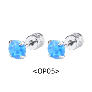 Détail des boucles d'oreilles opale bleue avec fermeture à vis filetée sécurisée