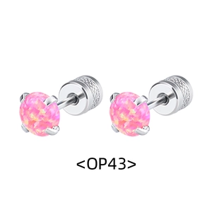 Vue détaillée de la boucle d'oreille opale rose avec sertissage griffes et fermoir à vis