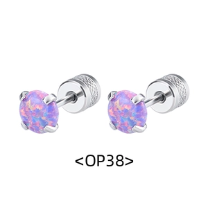 Vue macro détaillée des boucles d'oreilles opale violette 3-5mm avec fermoirs à vis en acier
