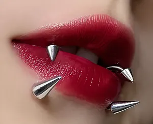 Macro di tre borchie per labbra punk in acciaio inossidabile argento su un modello