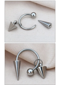 Macro dell'assemblaggio a vite e del pendente a cono in acciaio inox per piercing