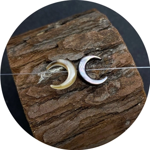 Cuentas naturales de nácar blanco y negro en forma de luna creciente para joyería DIY