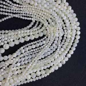 Nahaufnahme weißer Perlmuttschalenperlen in verschiedenen Größen für DIY-Schmuck