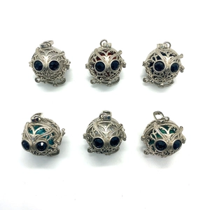 Lot de six pendentifs chouettes creux en argent avec perles colorées et strass noirs