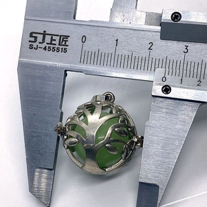 Detaillierte Messung des 18mm Silber-Hohl-Anhängers mit grüner Steinkugeleinlage
