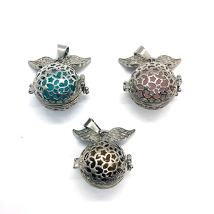Sterkooi hangers met engelenvleugels en natuurstenen in turquoise en tijgeroog