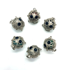 Pendentifs hiboux évidés avec turquoise blanche et pierres colorées en alliage argent
