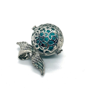 Macro van zilveren sterhanger met turquoise kraal en decoratieve vleugels details