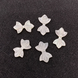 Makro-Detail von 5 natürlichen Perlmutt-Schmetterlingsperlen auf schwarzem Grund