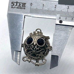 Vue rapprochée de la largeur du pendentif hibou de 17,5 mm avec un pied à coulisse
