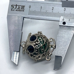Mesure du pendentif hibou argenté de 25mm avec perle verte via un pied à coulisse