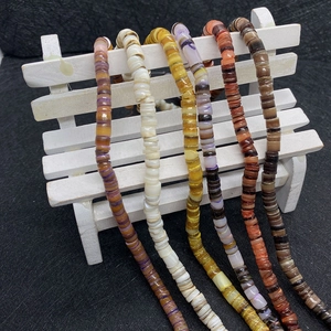 Detailopname van 5-8 mm geverfde schelp-heishi-kralen in diverse kleuren voor sieraden