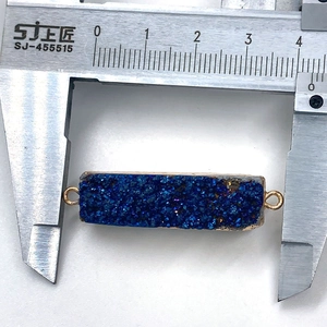 Detail van 3,8 cm blauwe druzy steen connector met gouden lussen voor DIY-sieraden maken