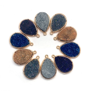 Set mit 10 Wassertropfen-Druzy-Steinanhängern mit Metallkanten für die DIY-Schmuckherstellung