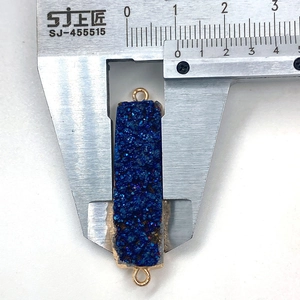 Rechthoekige blauwe druzy kristal connector met gouden rand gemeten met schuifmaat
