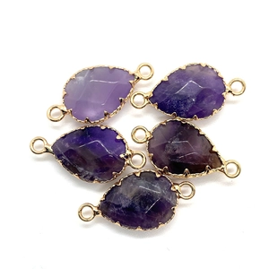 Set mit fünf violetten facettierten Steinverbindern mit vergoldeten Ösen für DIY-Schmuck