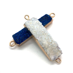 Rechteckige Druzy Kristall Anhänger in Blau und Weiß mit roségold plattierten Rahmen