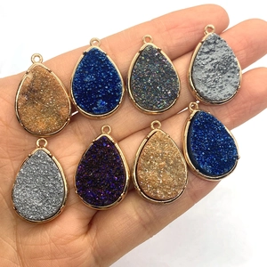 Set mit acht bunten Druzy Tropfenanhängern mit Goldrahmen für DIY Schmuckherstellung