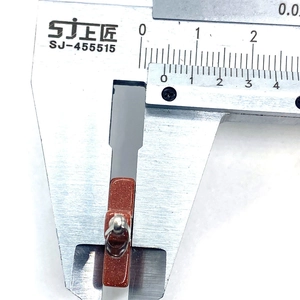 Λήψη macro μενταγιόν χρυσόλιθου 8,5mm που μετριέται με παχύμετρο ακριβείας