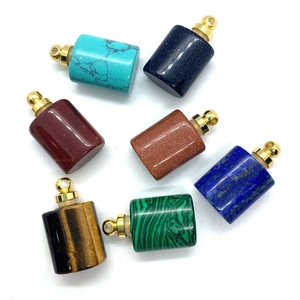 Pendenti cilindrici in pietra naturale con cappucci dorati in vari minerali colorati