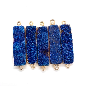 Detail van vijf blauwe druzy-steenconnectoren met dubbele gouden ringen voor sieraden