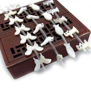 Natural Carved Shell Beads Animal Shapes Butterfly Fish Bird Cat White Iridescent Shell Charms For DIY Jewelry Making Necklaces