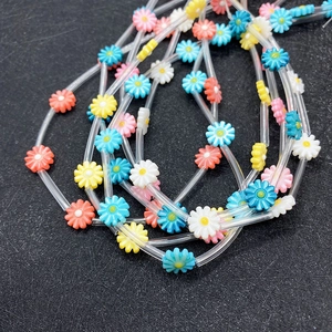Gros plan de perles marguerites colorées 12mm en coquillage pour bijoux et colliers