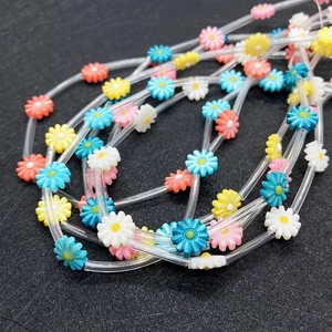 Détail de perles en nacre en forme de marguerite pour la création de bijoux DIY