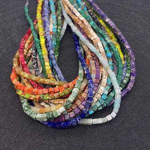 Detailopname van 4mm kubusvormige natuursteen kralen voor DIY sieraden in diverse kleuren